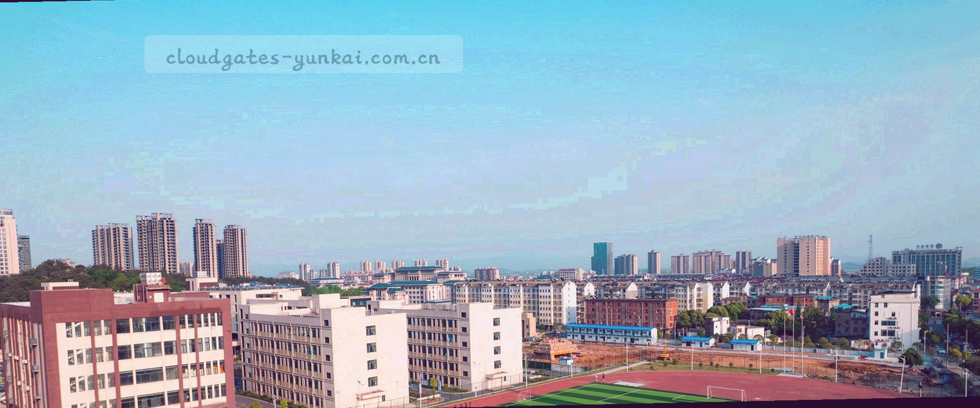 空旷的足球场内景，聚光灯从上方打下，中央有一个人影剪影，周围漂浮着数据点