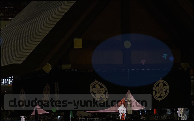一列动态日历，周六周日以荧光绿底色突出，上面标记‘主场’字样，周围有球场小图标